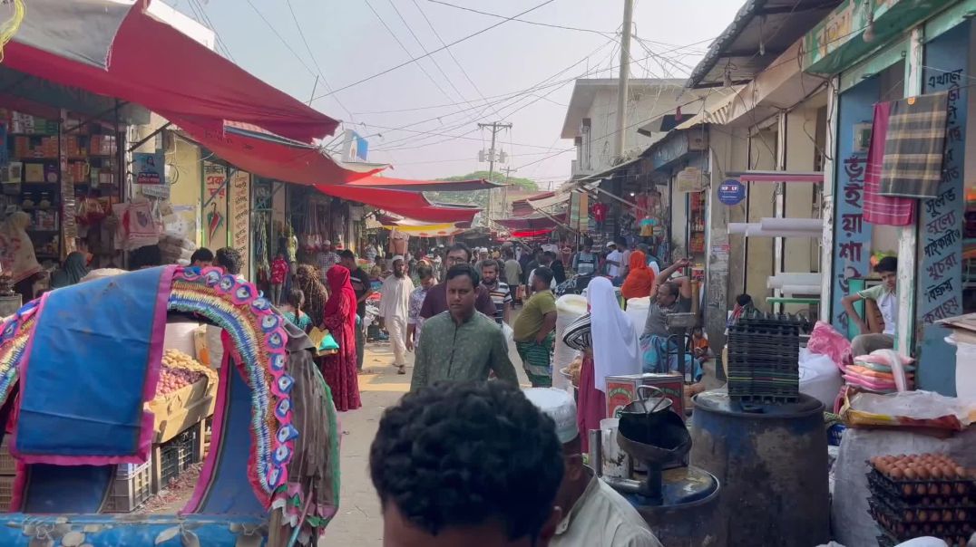 ৬৫ বছরের এক বৃদ্ধ কোম্পানিগন্জ বাজারে লুঙ্গি ও গামছা বিক্রি করছে