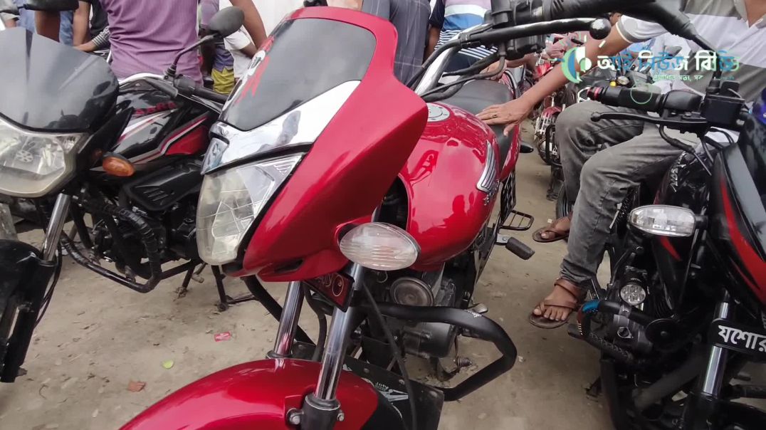 ⁣নাটোরের বড়াইগ্রামের মৌখাড়া হাটে সব ধরনের পুরাতন মোটরসাইকেল ক্রয়-বিক্রয় হচ্ছে