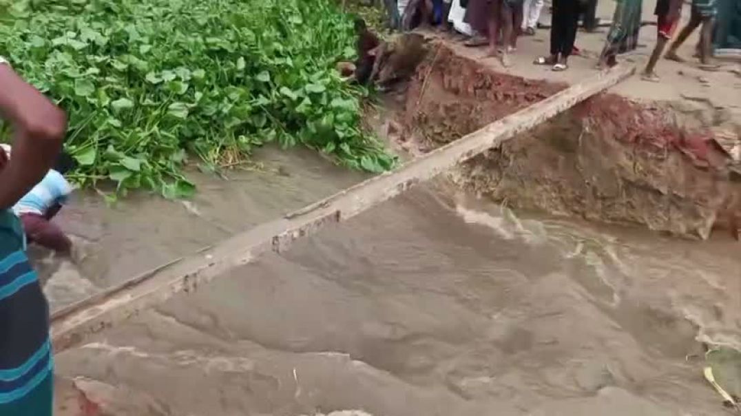 ⁣সিরাজগঞ্জে ভারী বর্ষণে রাস্তা ভেঙ্গে চরম দুর্ভোগ: শিক্ষার্থীদের পরীক্ষা বিঘ্নিত