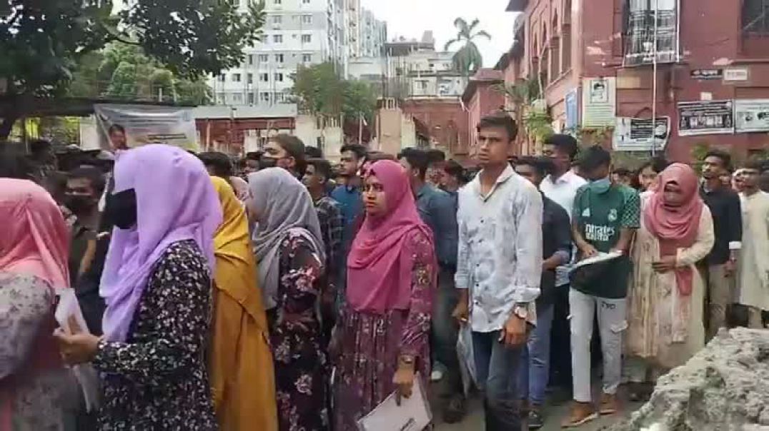 ⁣পরীক্ষা শেষে কেন্দ্র ত্যাগ করছেন শিক্ষার্থীরা