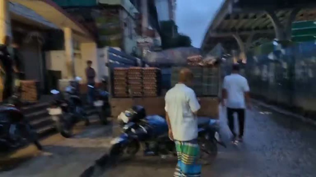 ⁣কাপ্তান বাজারে ভোক্তা অধিকার অভিযানের খবর পেয়ে পালালেন ডিম ব্যবসায়ীরা